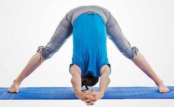 Tư thế gập người tới trước, chân mở rộng yoga trong nhà